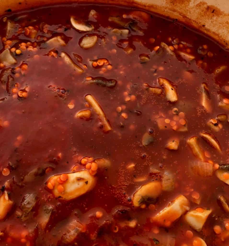 mushrooms lentils and passta in a pan