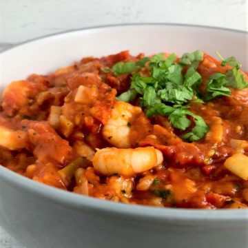 spicy prawns in tomato sauce with fresh parsley