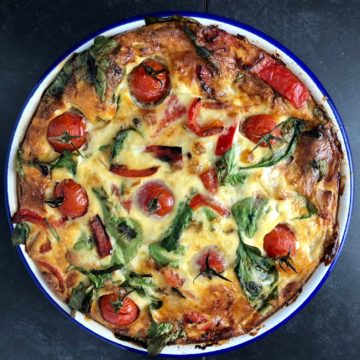 Crustless quiche cooked with tomatoes red pepper spinach
